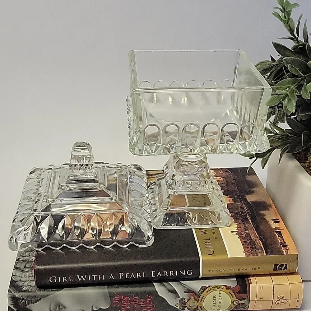 Vintage Smith Glass "wedding box" covered candy dish - Picture 4 of 6
